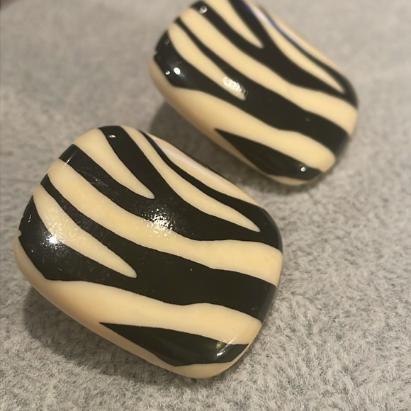 80’s Zebra Stripe Earrings Lucite Cream & Black - Picture 9 of 10